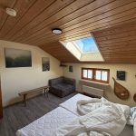 Barrierefreie Ferienwohnung Weitsicht Schlafzimmer und Sessel