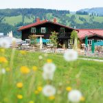 Die_Berghütte_Bärenfalle_direkt_neben_der_Sesselbahn-Bergstation