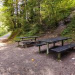 untere-hausbachklamm-grillplatz-mit-sitzgelegenheiten